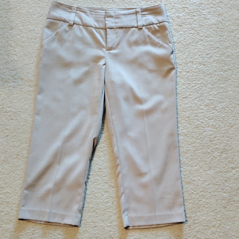 Daisy Fuentes Cream Capris